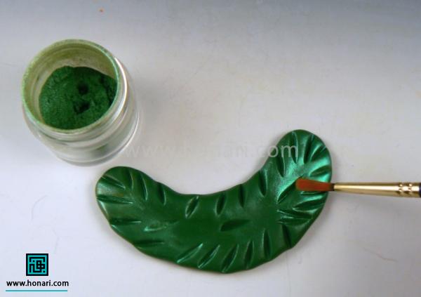 آموزش ساخت گل آفتابگردان با خمیر فیمو-مرحله 22 و به کمک رنگ میتونیم بهش جذابیت و جلابدیم.