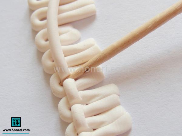 آموزش ساخت قلب به کمک تکنیک بافت با خمیر فیمو-مرحله 3 با کمک یک شی نوک تیز به کار حالت بافت می دهیم.