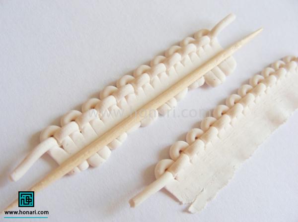 آموزش ساخت قلب به کمک تکنیک بافت با خمیر فیمو-مرحله 4 انتهای کار را وردنه کرده تا برای گذاشتن رج بعد آماده شود.