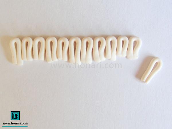 آموزش ساخت قلب به کمک تکنیک بافت با خمیر فیمو-مرحله 1 برای این کار ابتدا باریکه هایی از خمیر فیمو را طبق عکس در کنار هم میچینیم.