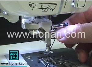 گلدوزی روی کیف چرم