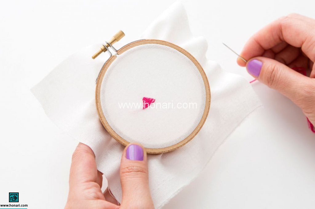 طرح گلدوزی روی کیف پارچه ای