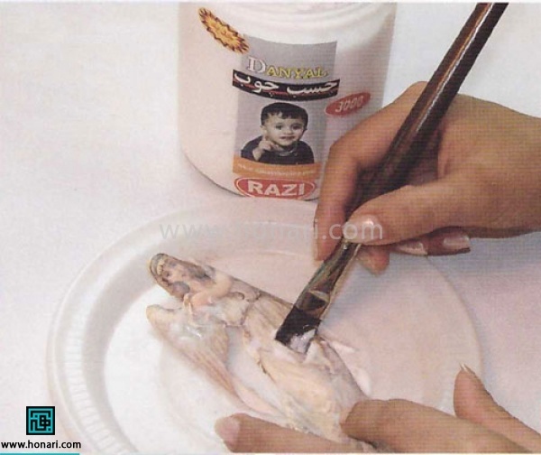 ترک کروکدیل روی شیشه