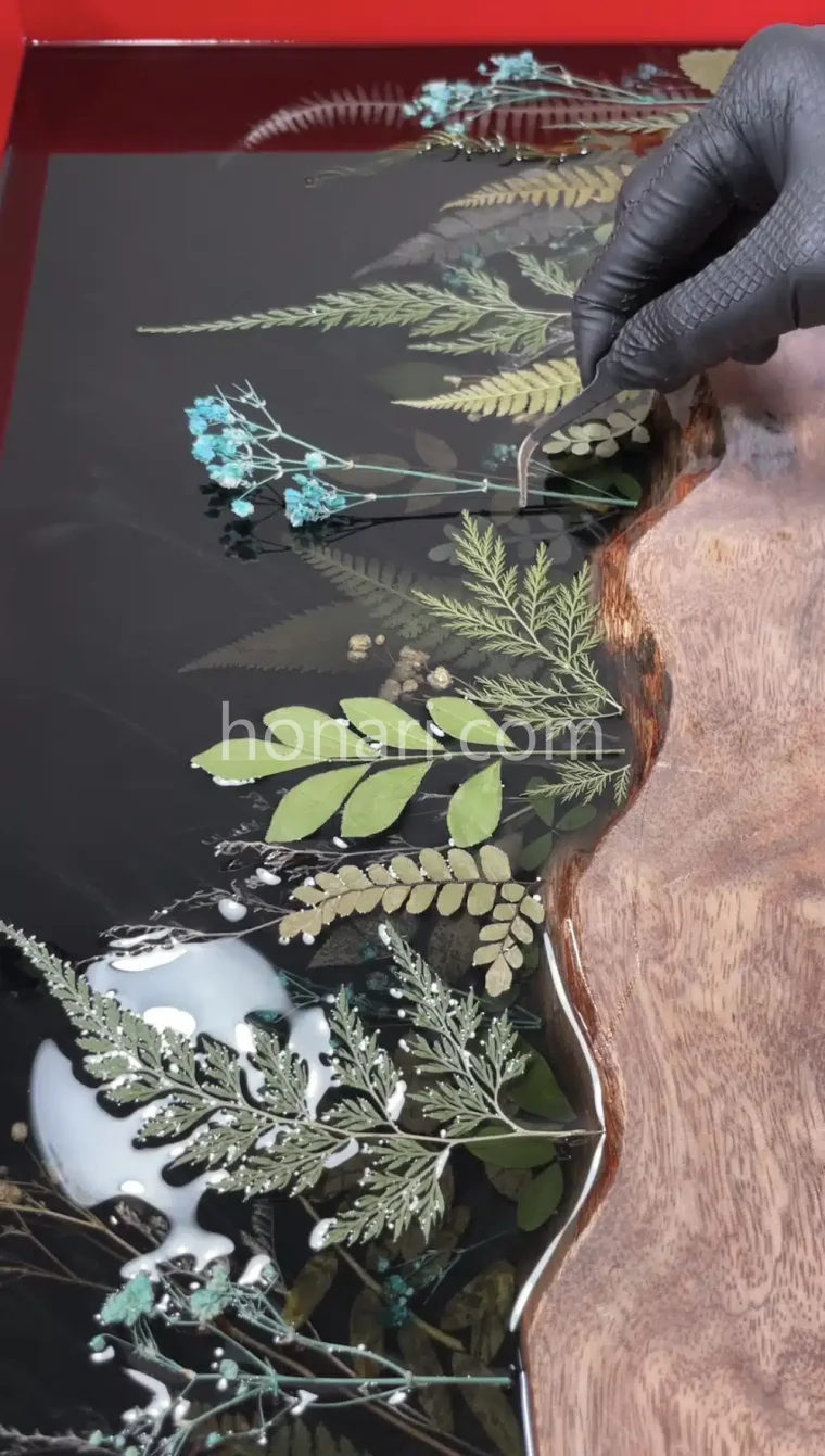 اضافه کردن آخرین لایه گل خشک به سینی