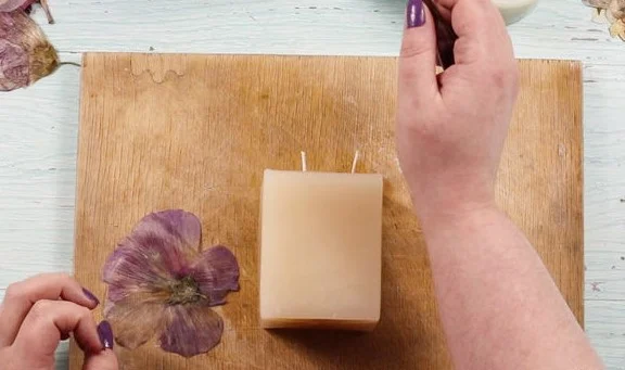 داغ کردن قاشق برای چسباندن گل خشک به شمع