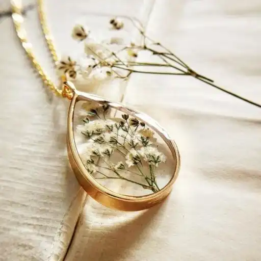 نمونه گردنبند رزینی با گل خشک