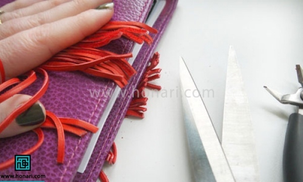 اموزش ساخت آویز چرمی -مرحله 3 سپس از انتهای هر دو طرف تریشه ها را برش میزنیم