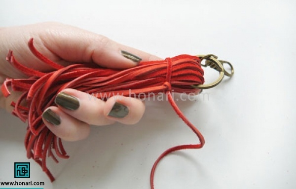 اموزش ساخت آویز چرمی -مرحله 7 سپس حلقه را دور تریشه ها می اندازیم و گره آن را محکم میکنیم