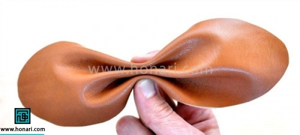 آن را به شکل پاپیون از عرض جمع میکنیم