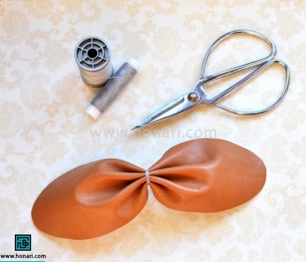 نخی را به دور آن میبندیم و آن را ثابت نگه میداریم