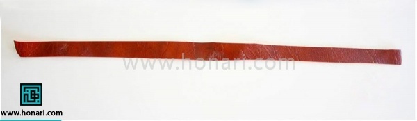 اموزش تل سر چرم دوزی پاپیون-مرحله 1 مواد و ابزار اولیه مورد نیاز برای شروع آموزش چرم دوزی : چرم مصنوعی عسلی ، چسب آهن ، قیچی چرم ابتدا دو عدد نوار چرمی به ابعاد 38 در2 سانتی متر برش میزنیم