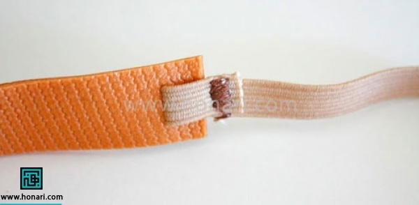 اموزش تل سر چرم دوزی پاپیون-مرحله 10 سمت دیگر را نیز همانند مرحله قبل برش زده و سر دیگر کِش را به آن میدوزیم