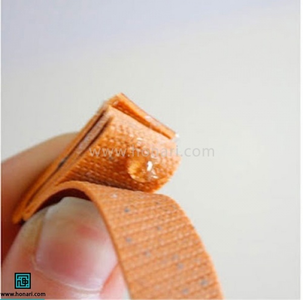 اموزش تل سر چرم دوزی پاپیون-مرحله 3 سپس چسب زده و سمت دیگر را نیز مانند قبل تا میکنیم.