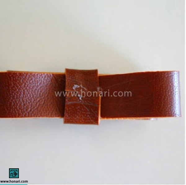 اموزش تل سر چرم دوزی پاپیون-مرحله 6 زیر پاپیون چسب میزنیم