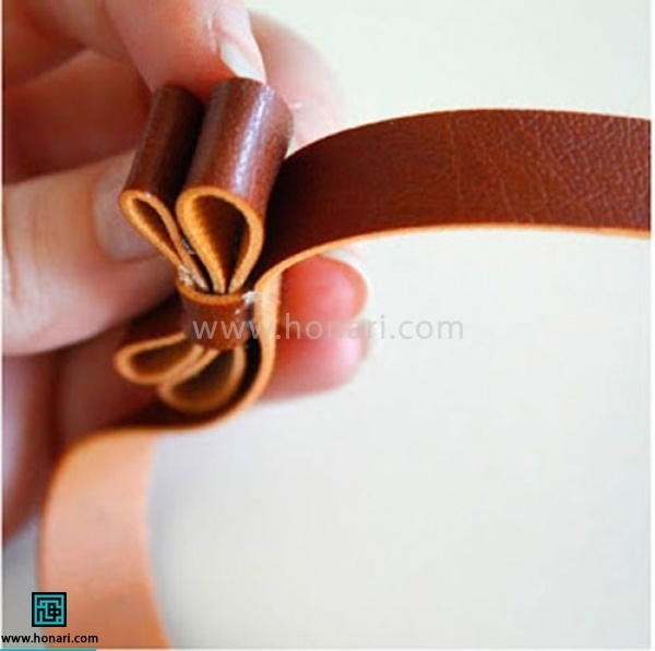 اموزش تل سر چرم دوزی پاپیون-مرحله 7 آن رادر محل دلخواه بر روی نوار دیگر میچسبانیم