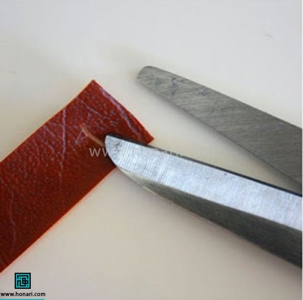 اموزش تل سر چرم دوزی پاپیون-مرحله 8 در انتهای نوار چرمی ، برش کوچکی میزنیم