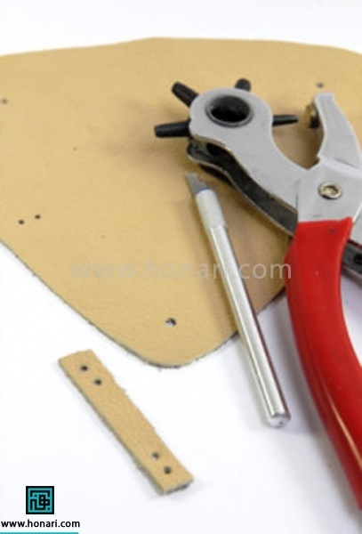 محل های مشخص شده در الگو را با استفاده از پانچ سوراخ میکنیم