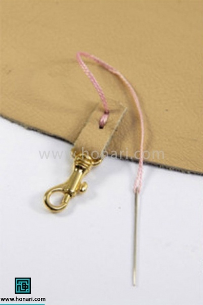 بندی که برای مدبر برش رو زدیم رو از داخل حلقه ی مدبر رد می کنیم و دو سر اون رو روی هم قرار می دیم و به صورتی که در تصویر مشاهده می کنید روی اون رو دوخت می زنیم. 