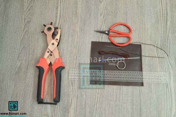 اموزش جاسوئیچی چرمی-مرحله 1 مواد وابزار اولیه مورد نیاز برای شروع آموزش چرم دوزی : چرم، نخ موم زده ، حلقه کلید معمولی، سوراخ کن دستی ، خط کش علامت زن ، سوزن ، قیچی چرم ، خودکار ژله ای