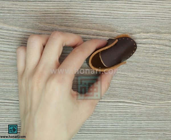 اموزش جاسوئیچی چرمی-مرحله 11 حال قسمت پشت و جلوی کفش را روی هم سوار میکنیم.