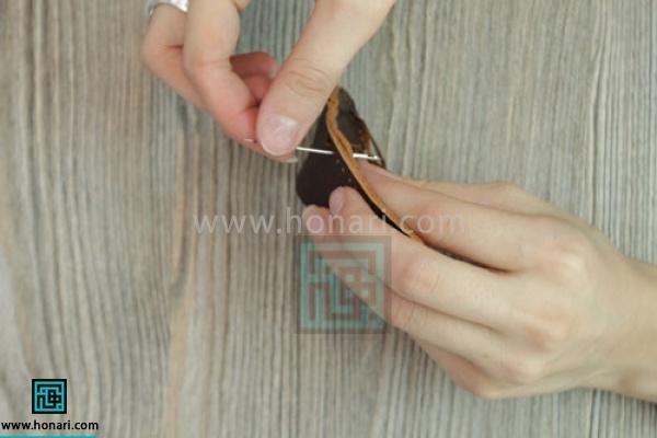 از قسمت زبانه کف شروع به دوختن میکنیم