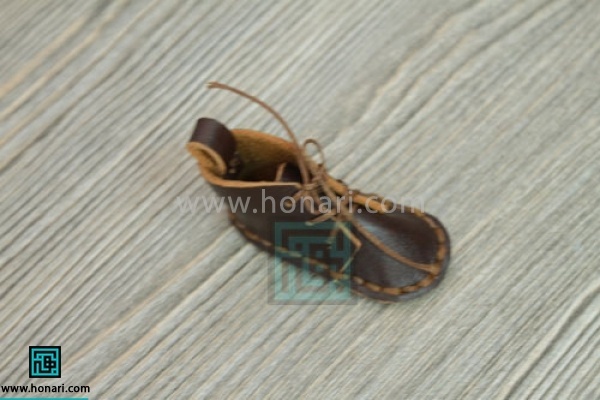 بندینک چرمی را برای اتصال سرکلیدی به قسمت پشتی میدوزیم .