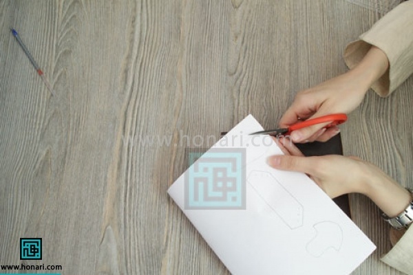 اموزش جاسوئیچی چرمی-مرحله 3 الگو را برش میزنیم