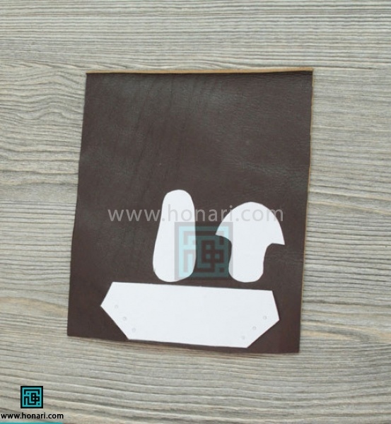 اموزش جاسوئیچی چرمی-مرحله 4 الگو را بر روی چرم قرار میدهیم