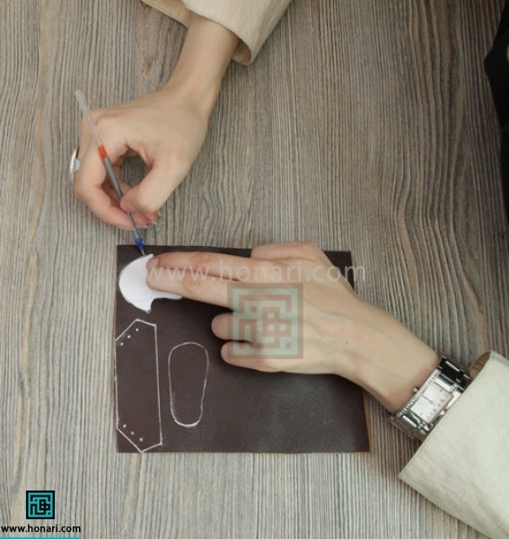 اموزش جاسوئیچی چرمی-مرحله 5 با خودکار مخصوص چرم شروع به کشیدن الگو میکنیم.