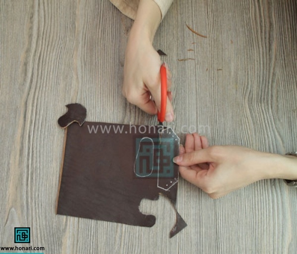 سپس با دقت شروع به برش چرم میکنیم