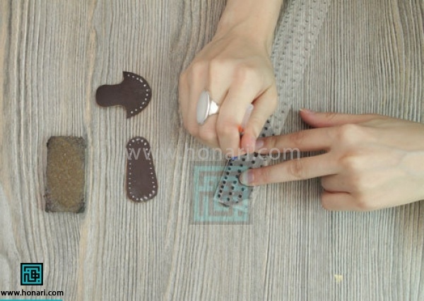 اموزش جاسوئیچی چرمی-مرحله 8 بعد از اینکه همه قسمت ها را جدا کردیم ،بوسیله خط کش علامت زن محل هایی که باید سمبه بزنیم را مشخص میکنیم.