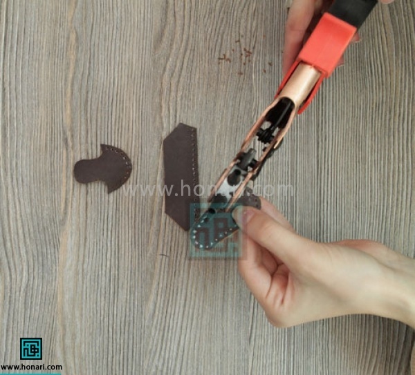 بوسیله پانچ محل های مشخص شده را سوراخ میکنیم