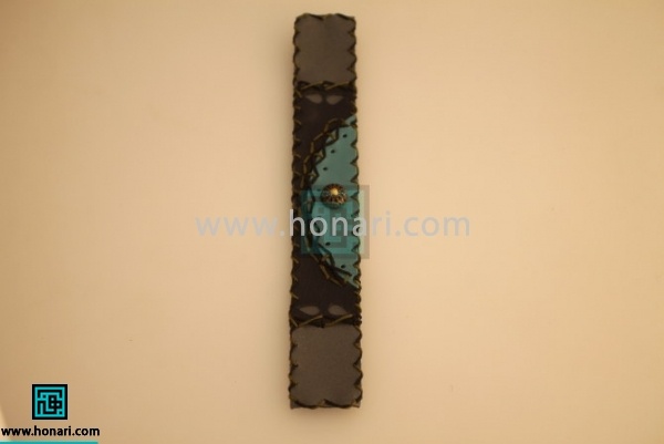 13.دوخت را در جهت مخالف با رنگ دیگر ادامه میدهیم.