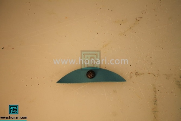 3.نیم دایره را با تزیینات زیبا تر میکنیم.