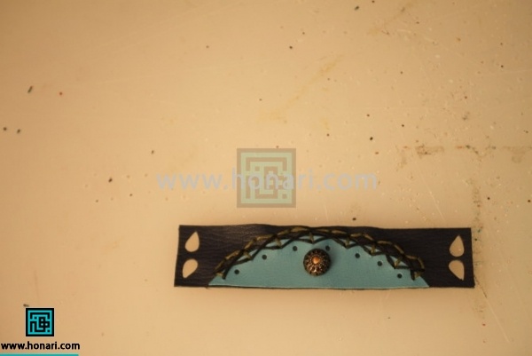 9.روی مستطیل را با سمبه تزیینی زیباتر میسازیم.