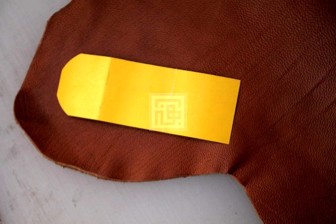 اموزش گردبند حرز چرم دوزی-مرحله 1 برای شروع آموزش چرم دوزی ، الگو را روی چرم بزی قرار دهید و باخودکار اکلیلی حدود آنرا مشخص نمایید.