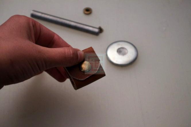 اموزش گردبند حرز چرم دوزی-مرحله 10 دو طرف کار را به هم برسانید و محل نصب اجزا دیگر دکمه ی چهار پارچه را مشخص کنید.