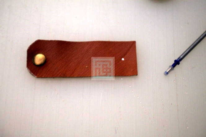 اموزش گردبند حرز چرم دوزی-مرحله 11 محل را با سمبه ی 3 سوراخ کنید.