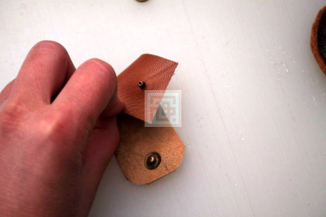 اموزش گردبند حرز چرم دوزی-مرحله 12 کار از داخل بعد از نصب جزء اول