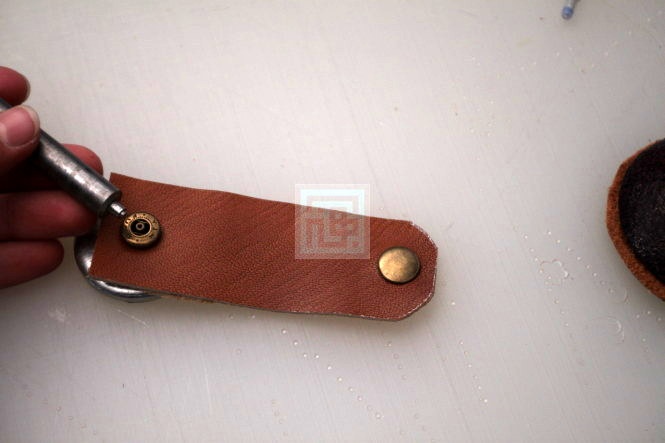 اموزش گردبند حرز چرم دوزی-مرحله 14 کار را روی سندان دایره ای قرار دهید و دو جز را بهم پرچ کنید.