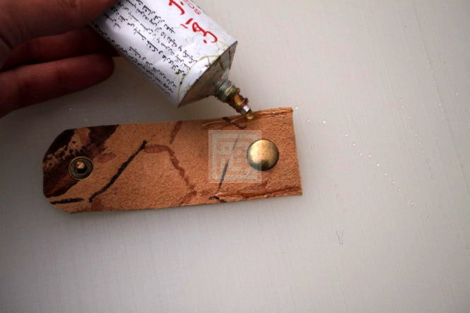 کار را به صورتی که در تصویر دیده می شود بچسبانید.