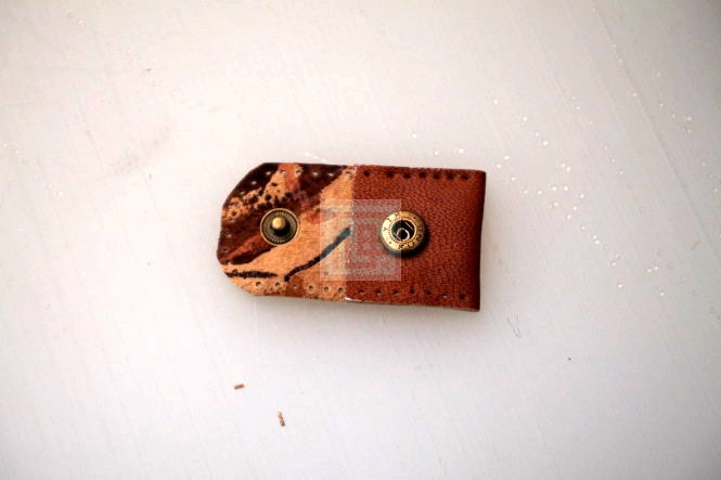 اموزش گردبند حرز چرم دوزی-مرحله 18 دور تا دور کار را سمبه بزنید