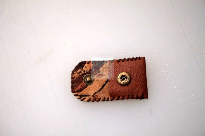 محل سمبه زده را با دوخت کج چرم دوزی بزنید. 