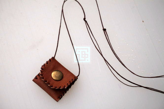 اموزش گردبند حرز چرم دوزی-مرحله 21 کار نهایی چرم دوزی