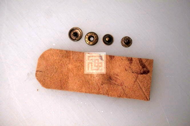 اموزش گردبند حرز چرم دوزی-مرحله 3 از دکمه ی چهار پارچه برای حرز استفاده کنید.