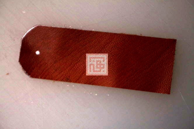 اموزش گردبند حرز چرم دوزی-مرحله 4 محل نصب دکمه را طبق تصویر با خودکار اکلیلی روی چرم مشخص کنید.و با سمبه ی 3 سوراخ کنید.