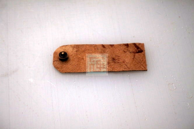 جزء دوم را از داخل به چرم متصل نمایید.