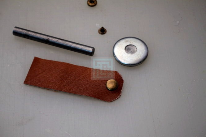 اموزش گردبند حرز چرم دوزی-مرحله 8 کار از بیرون به این صورت باشد.