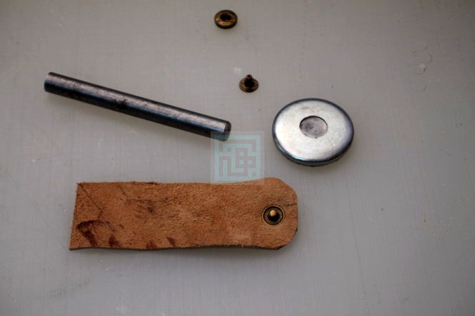 اموزش گردبند حرز چرم دوزی-مرحله 9 کار از داخل به این صورت دیده شود.