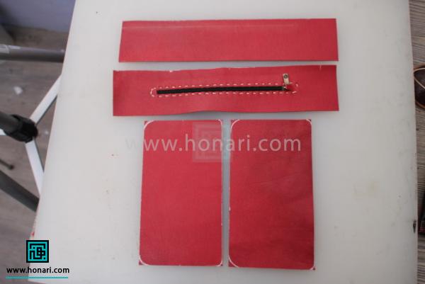 اموزش ساخت کیف لوازم آرایش چرم دوزی-مرحله 1 مواد و ابزار اولیه مورد نیاز برای شروع آموزش چرم دوزی : چرم ، زیپ متری سایز پنج قرمز ، سرزیپ سایز 5 ، نخ موم زده ، تخته کار ایرانی ، چسب آهن ، کرپ قهوه ای مشته بزرگ ، خودکار ژله ای ، خط کش فلزی ، سمبه سایز یک و نیم ، سوزن بزرگ ، قیچی چرم ، کاتر سربی ، فندک فشاری الگو ها را روی چرم اجرا کنید.